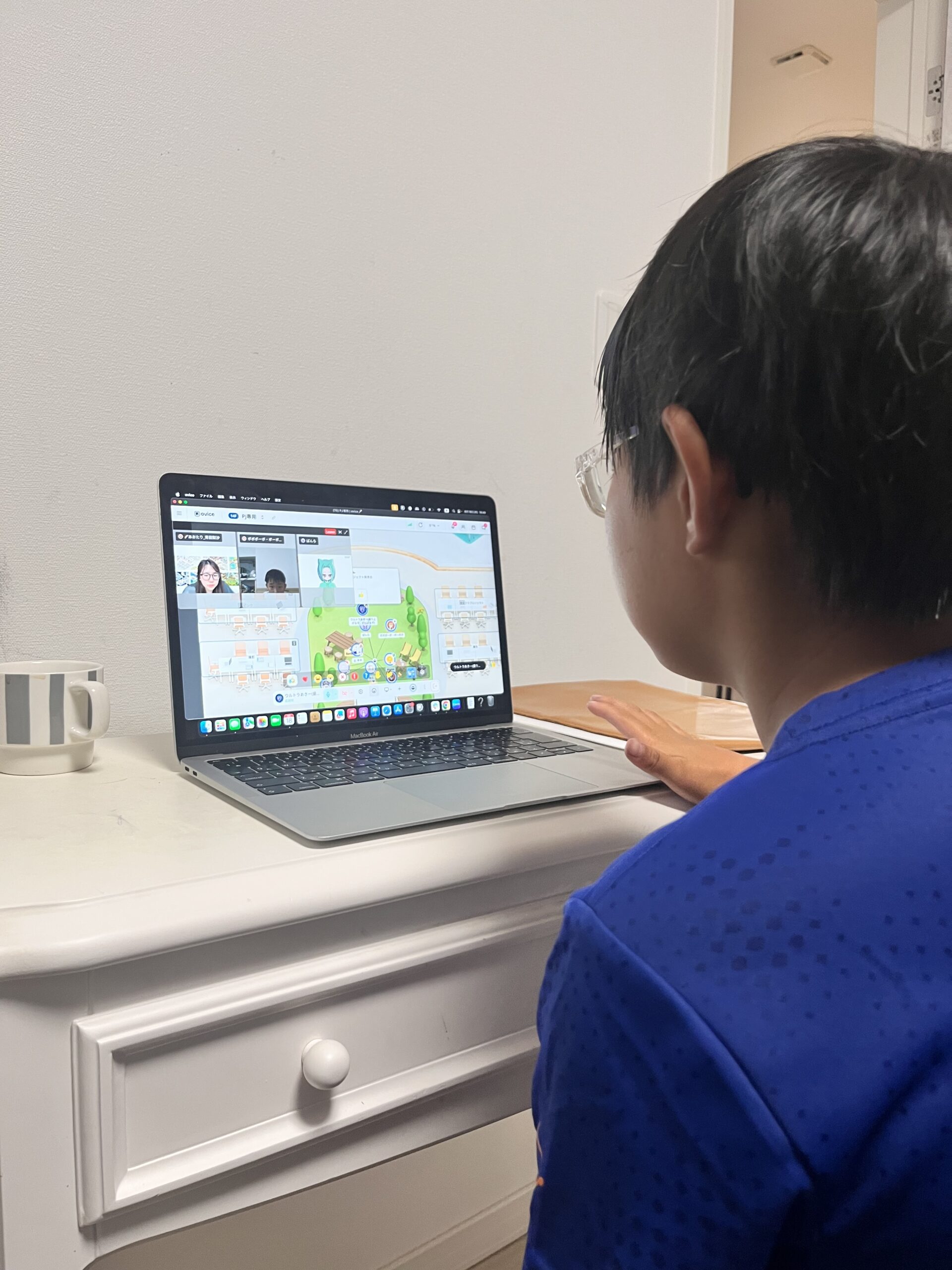 オンライン探究に取り組む小中学生の様子