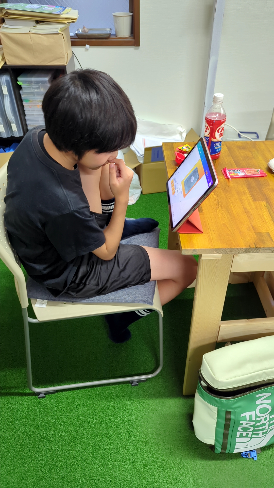 タブレットでPR動画を編集する子どもの様子