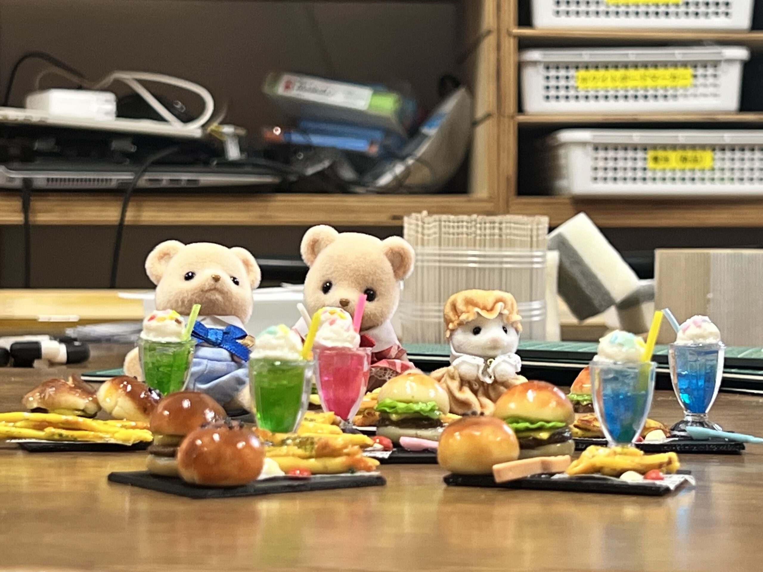 完成したミニチュア作品とぬいぐるみを並べたスケール比較