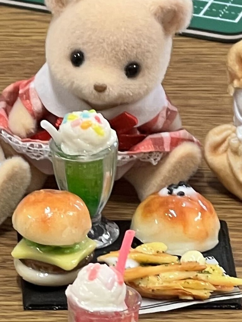 完成したハンバーガーとあんぱんのミニチュア作品1
