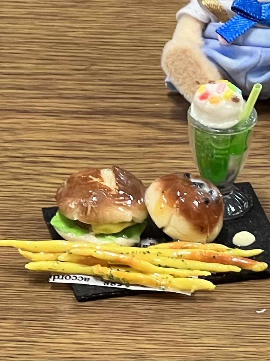 完成したハンバーガーとあんぱんのミニチュア作品2