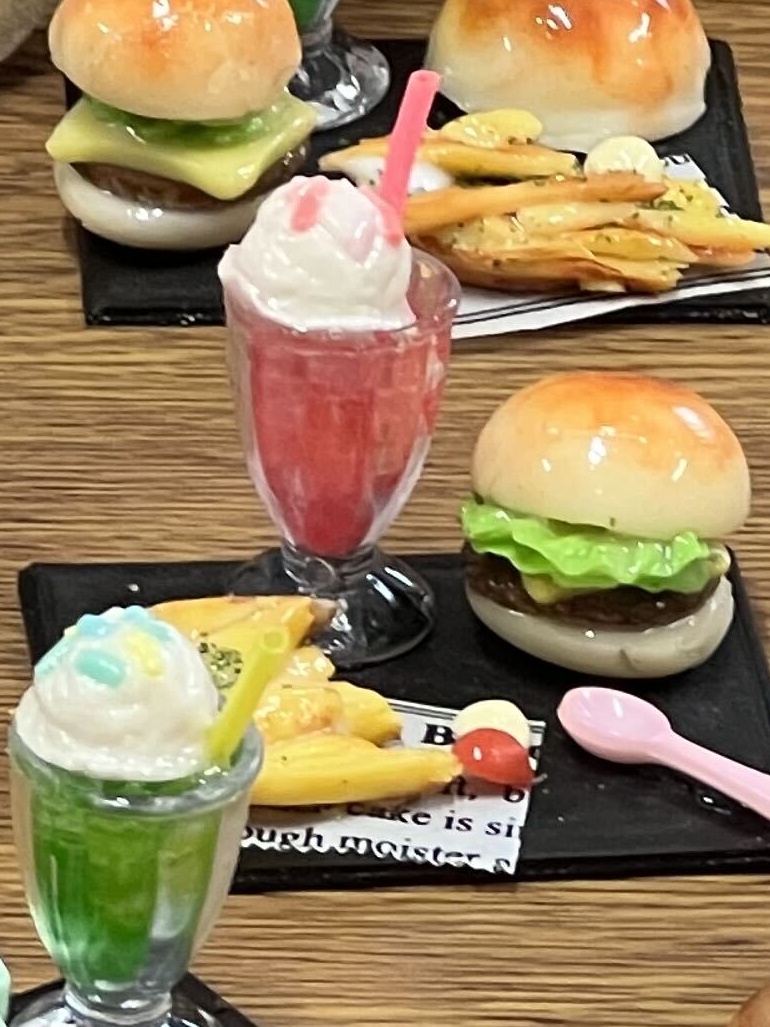 完成したハンバーガーとあんぱんのミニチュア作品3