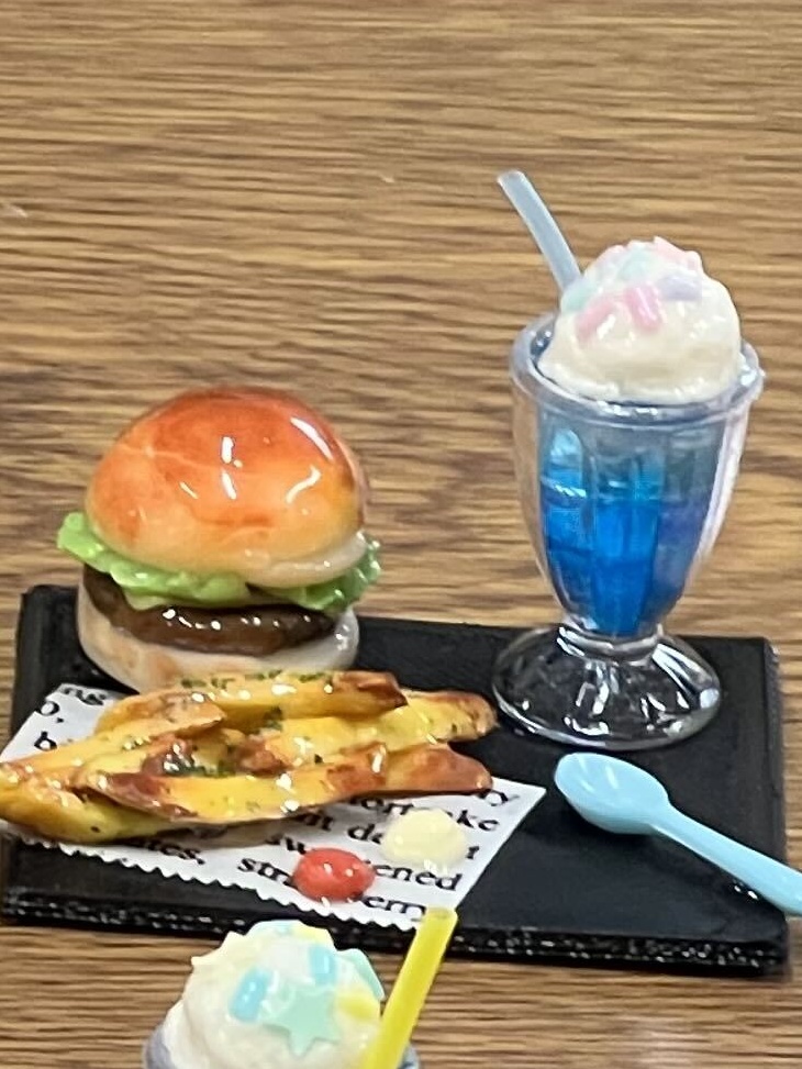 完成したハンバーガーとあんぱんのミニチュア作品4