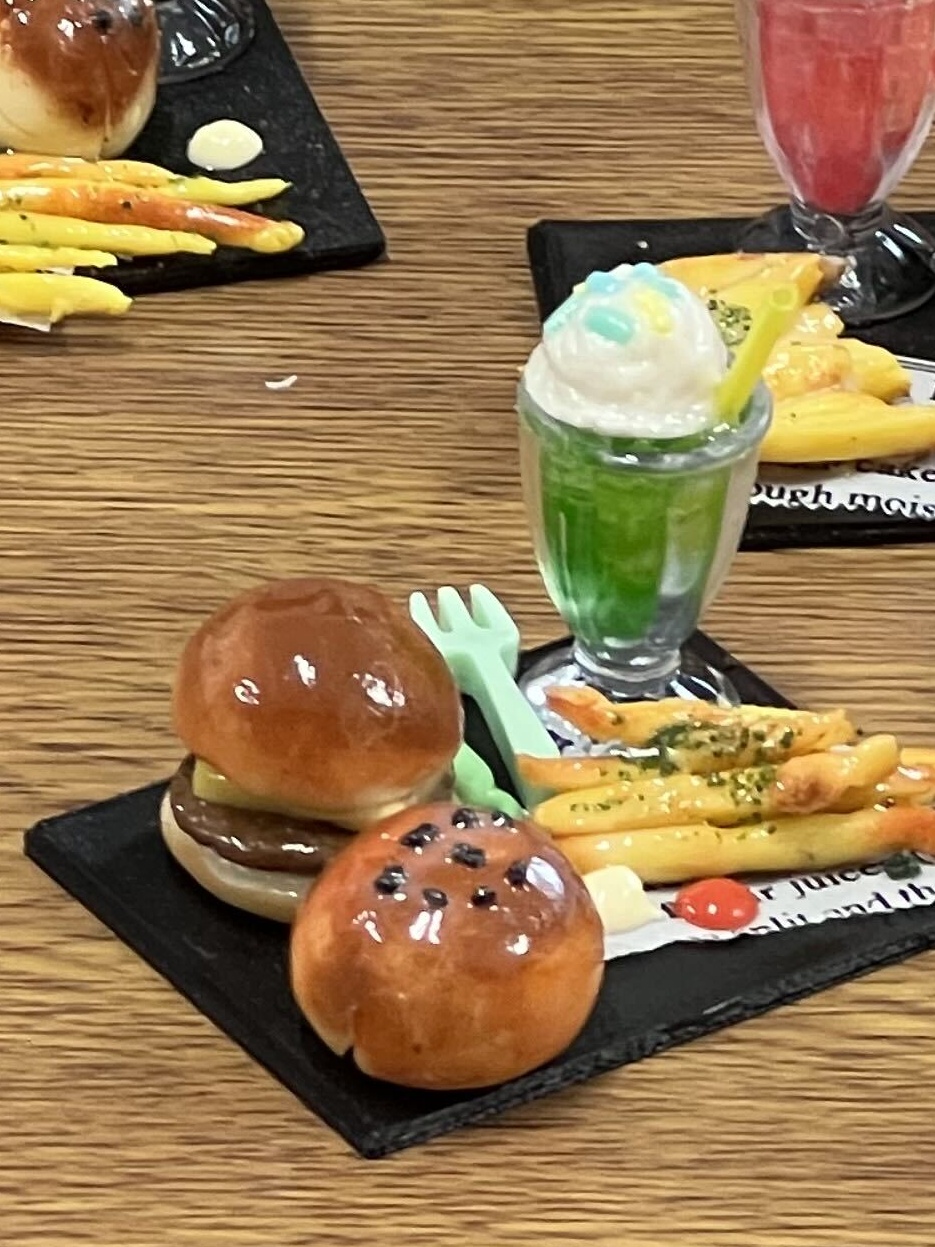 完成したハンバーガーとあんぱんのミニチュア作品5