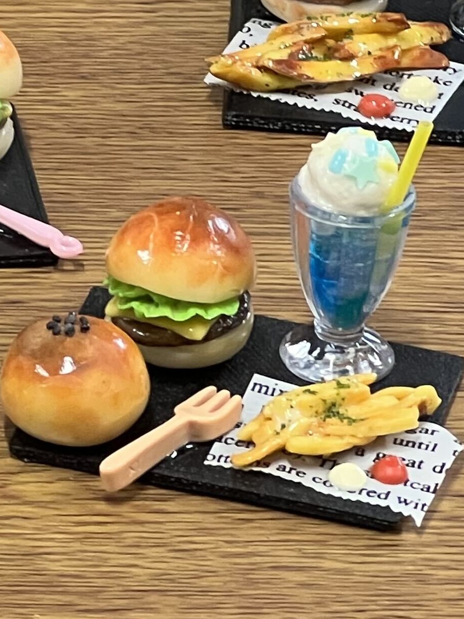 完成したハンバーガーとあんぱんのミニチュア作品6