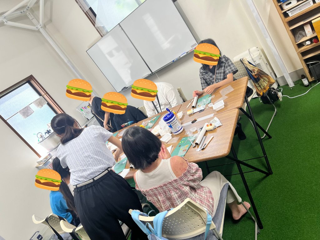 テーブルを囲んでミニチュア制作に取り組む子どもたちの様子