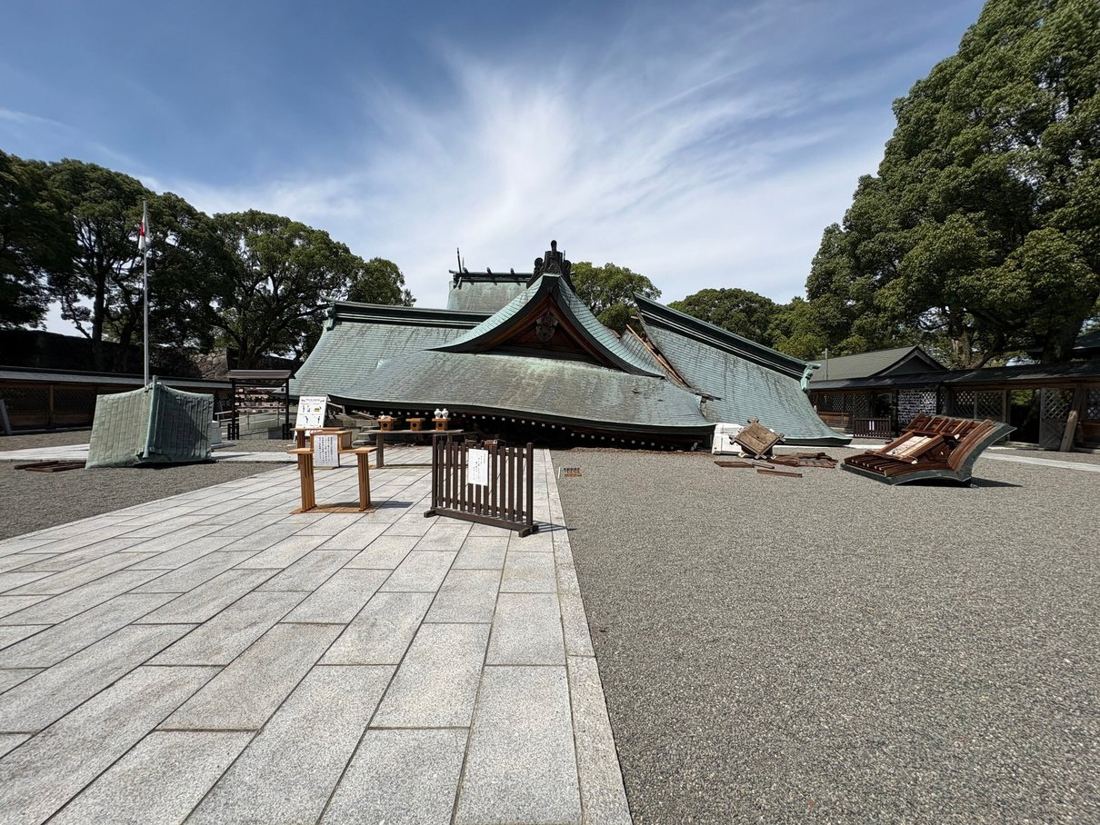 地震でくずれた神社の建物